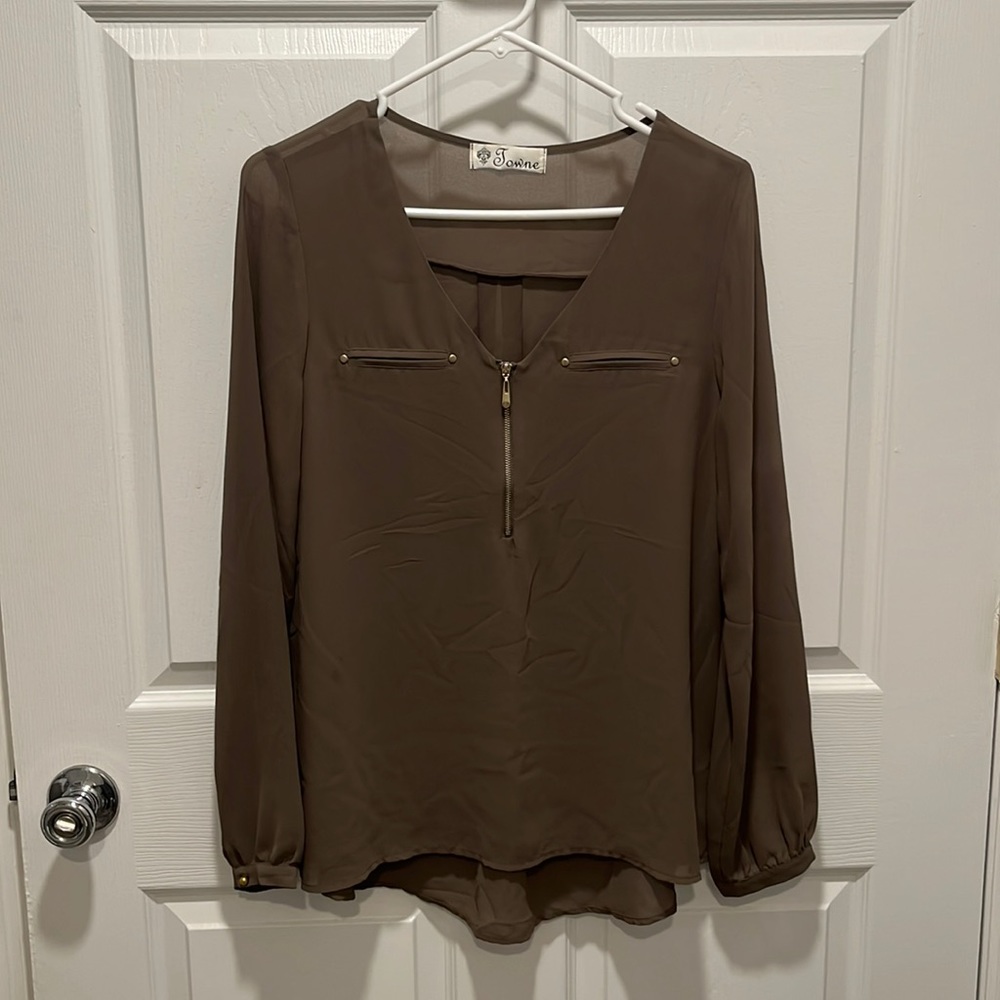 Brown long sleeve top with 3/4 zipper!